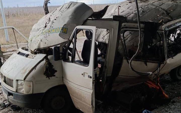 На Херсонщині росіяни атакували автобус з гуманітарною допомогою, — ОВА