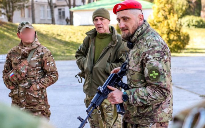 Як окупанти в Сімферополі вчать підлітків штурмувати будівлі й керувати дронами 