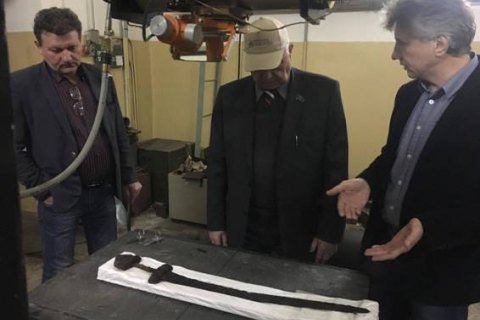 Два древних меча передали на исследование в институт Патона