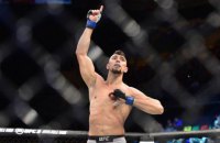 Боец UFC эффектно нокаутировал соперника, но нелепо травмировался, празднуя победу