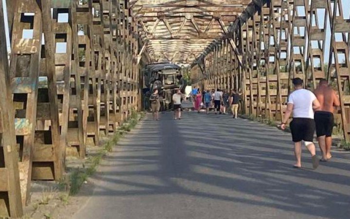 На Закарпатті обвалився міст через річку Тересва