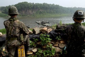 Южнокорейские войска застрелили мужчину, пытавшегося уплыть в КНДР
