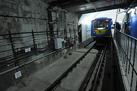 В Киеве остановилось метро: мужчина решил пройтись по рельсам