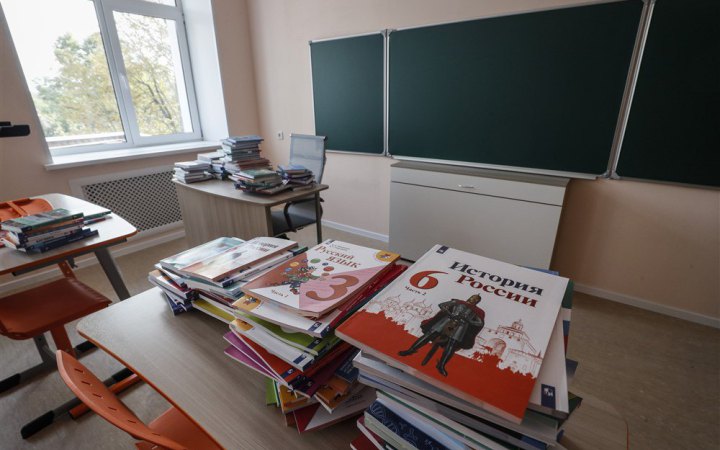 Росіяни планують поширити на окупованій території нові підручники “з історії”