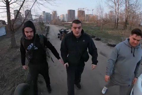 ​Вооруженный полицейский избил водителя квадроцикла в Киеве на Осокорках