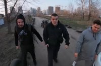 Озброєний поліцейський побив водія квадроцикла в Києві на Осокорках