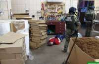 Сімох українців затримали на нелегальній сигаретній фабриці в Польщі