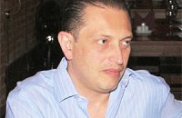 Аксельрод прикрив собою дружину і доньку
