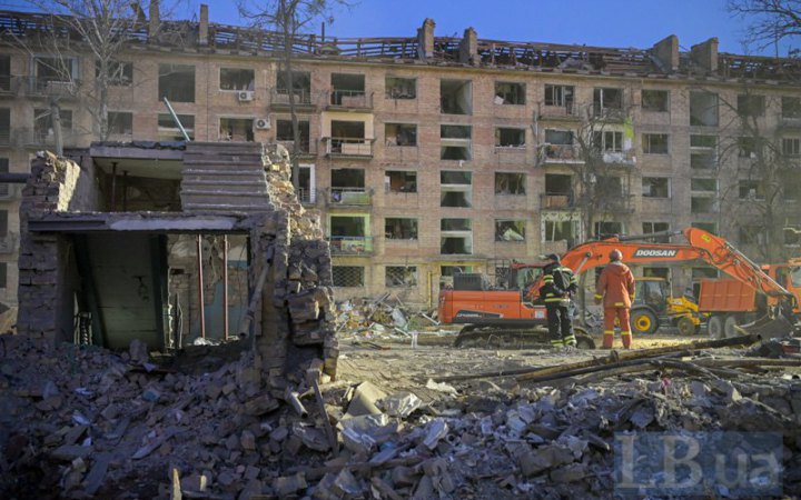 У Києві завершили пошукові роботи на місці учорашнього удару. Росія вбила 12 людей, 87 поранила