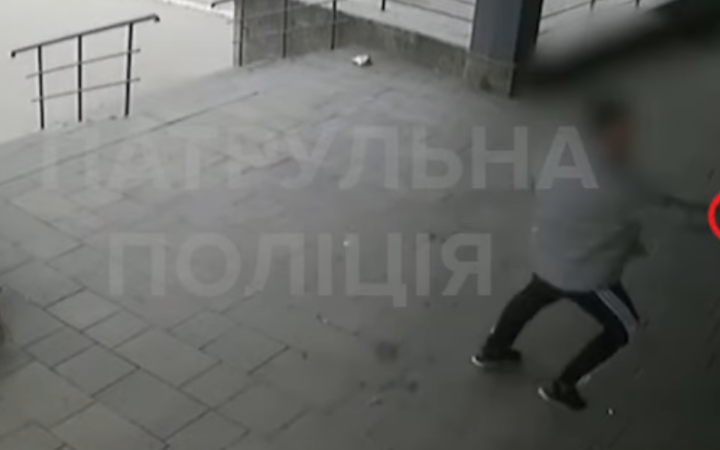 У Запоріжжі поліцейський застосував зброю до нападника. Чоловіка знайшли мертвим