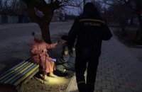 В Старобельске спасатели тушат пожары и спасают людей после обстрелов