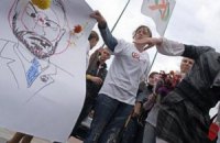 Студенты били цветами портрет Табачника