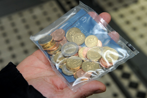 В Латвии начали продавать стартовые наборы из евро
