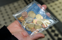 В Латвии начали продавать стартовые наборы из евро