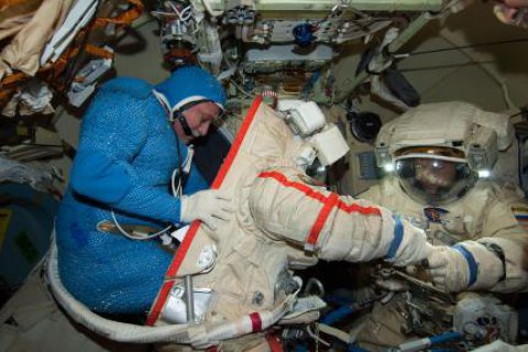 Исторический выход в космос женского экипажа не состоится из-за нехватки скафандров