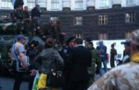 Под Кабмином продолжается антикоррупционный пикет 