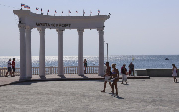 Крим уночі масовано атакували безпілотники. Є влучання в аеродром. Росіяни брехали, що "все збили"