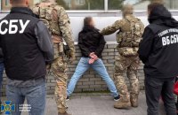На Хмельниччині затримали чоловіка, якого підозрюють у корегуванні атак ворога на заході країни