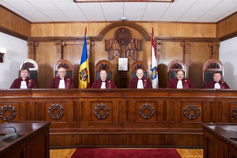Конституційний суд Молдови, який посприяв двовладдю, в повному складі пішов у відставку