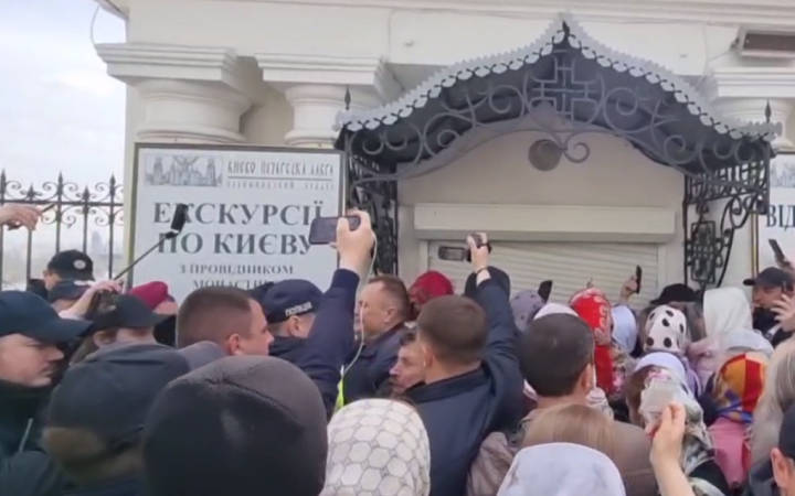 У Києво-Печерській лаврі віряни УПЦ МП пошкодили ролети опечатаного Мінкультом приміщення