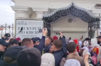 У Києво-Печерській лаврі віряни УПЦ МП пошкодили ролети опечатаного Мінкультом приміщення