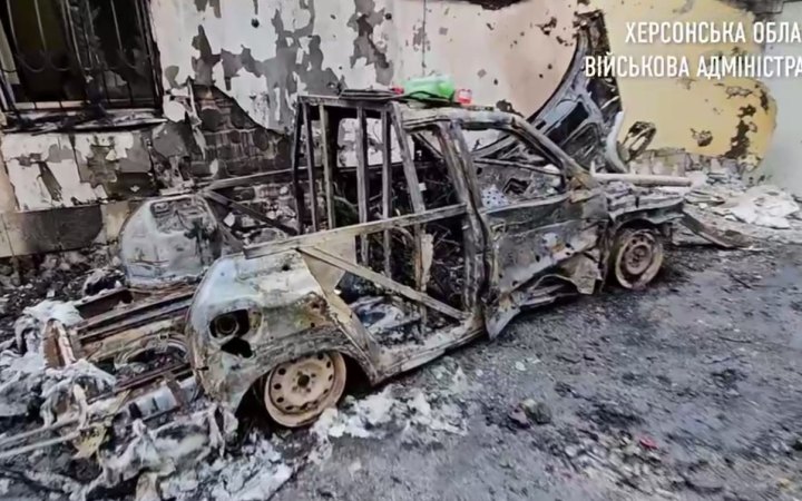 Внаслідок обстрілів Дніпровського району Херсона постраждала літня жінка