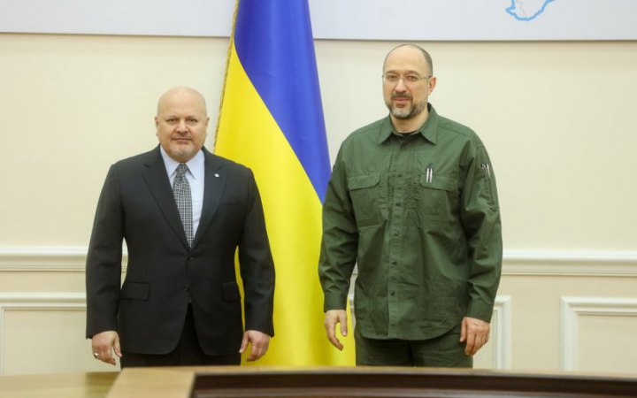 Шмигаль обговорив із прокурором МКС Ханом злочини Росії в Україні