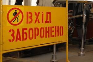 На "Шулявской" поломали эскалатор, вставив между ступеньками два ножа (обновлено)