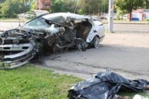 Драматург Эдвард Радзинский на Volvo столкнулся с Nissan: погибла девушка