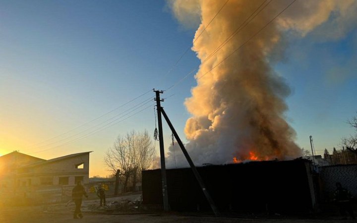 На Харківщині внаслідок обстрілів росіян загорівся будинок і магазин