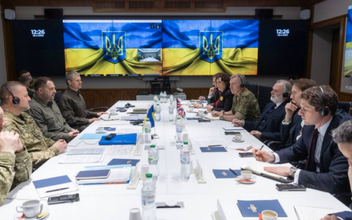 У Києві з нагоди візиту делегації Британії відбувся брифінг щодо війни. Залужний і Сирський інформували про ситуацію на фронті