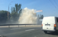 В Киеве на Дружбы народов прорвало трубу, дорогу залило кипятком