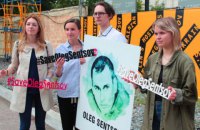 На Книжном Арсенале прошла акция в поддержку Сенцова