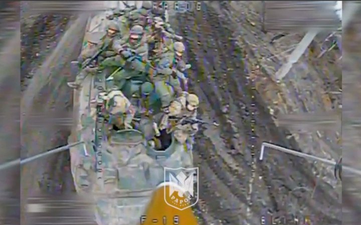 Українські військові знищили ворожий бронетранспортер РХМ-4 разом зі штурмовиками РФ