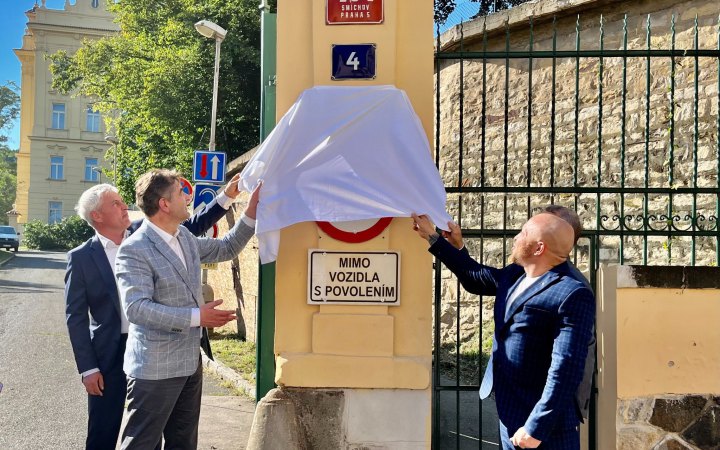 У Празі встановили меморіальну дошку дипломатичній місії УНР