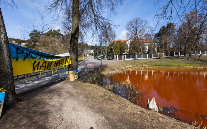 ​Активісти розфарбували у кривавий колір воду в ставку біля російського посольства в Литві
