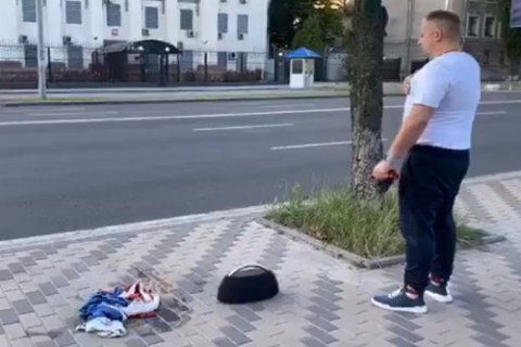 Мэр Конотопа сжег российский флаг под посольством РФ в Киеве