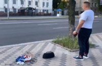Мэр Конотопа сжег российский флаг под посольством РФ в Киеве