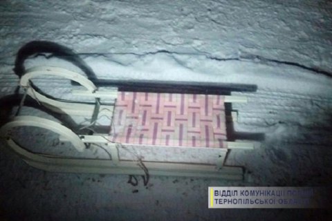 В Тернопольской области 22-летняя девушка погибла, катаясь на санях, привязанных к автомобилю