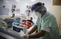 За добу у світі від COVID-19 померли понад 6,6 тис. осіб