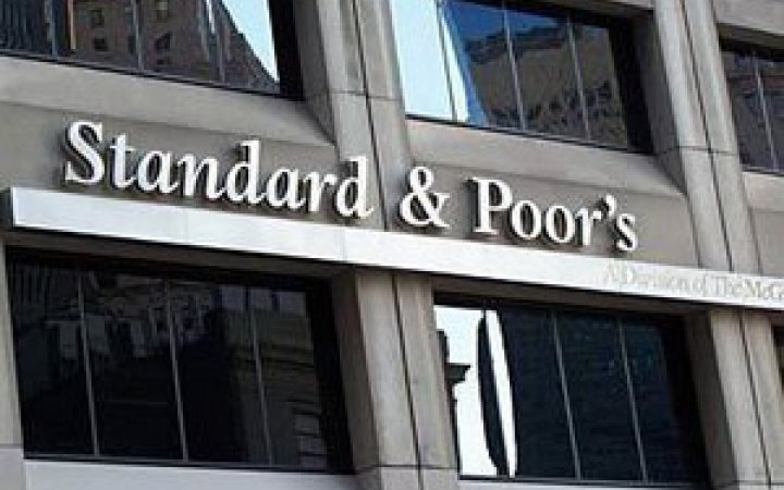 S&P снизило рейтинг России до "выборочного дефолта"