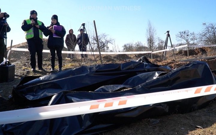 На Київщині ексгумували тіла трьох людей, яких вбили росіяни в березні минулого року