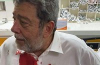 Премьеру Сент-Винсент и Гренадин разбили голову противники обязательной вакцинации