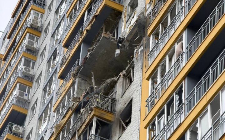 Росіяни вдарили по житловому будинку в Одесі, є потерпілі