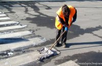 В Славянске перед приездом Колесникова тряпками вымыли асфальт