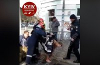 В Киеве из водостока достали голого мужчину