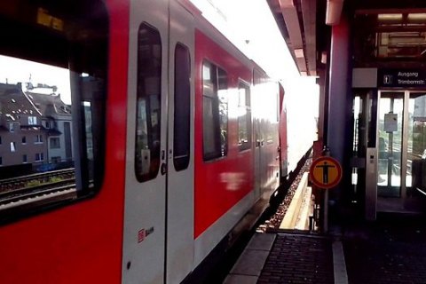 В Германии мужчина выжил после того, как его переехали две электрички