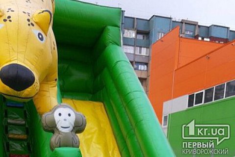 В Кривом Роге порыв ветра перевернул надувную горку с детьми