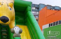 В Кривом Роге порыв ветра перевернул надувную горку с детьми