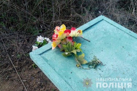 В Донецкой области женщина получила травмы, подорвавшись на взрывчатке на кладбище